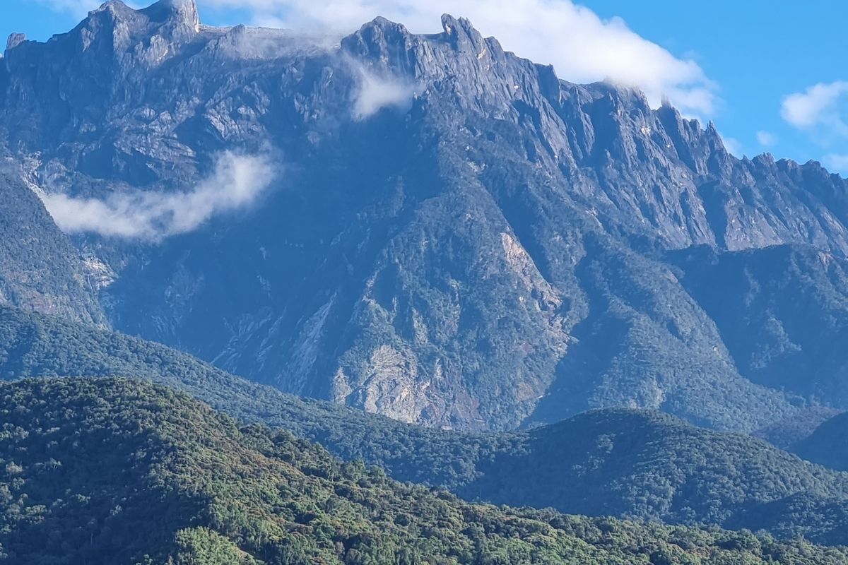 青空にそびえるキナバル山